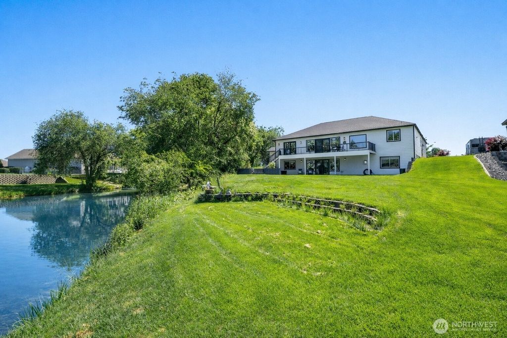 Photo of 800 S Camas Place, Moses Lake, WA 98837 (MLS # 2485934)