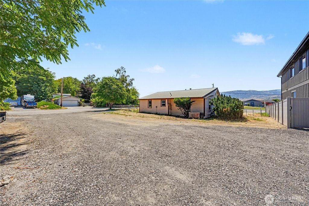 Photo of 68 N Nevada Avenue, East Wenatchee, WA 98802 (MLS # 2544348)