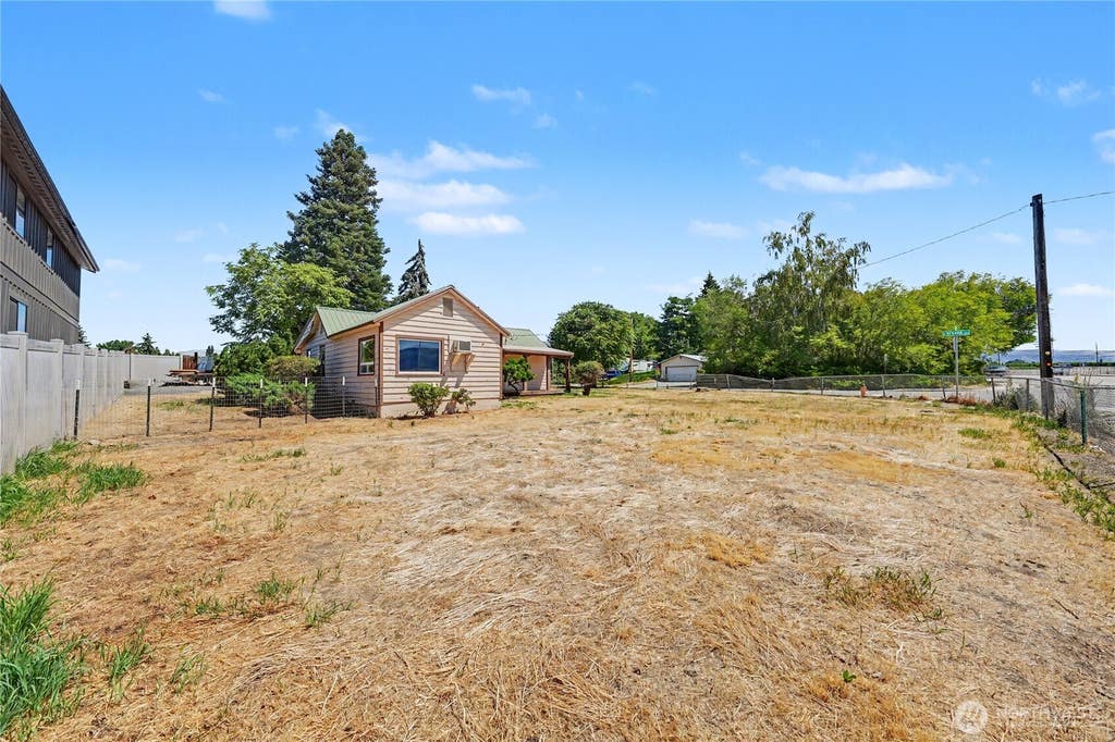Photo of 68 N Nevada Avenue, East Wenatchee, WA 98802 (MLS # 2544348)