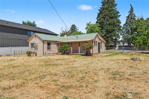 Photo of 68 N Nevada Avenue, East Wenatchee, WA 98802 (MLS # 2544348)