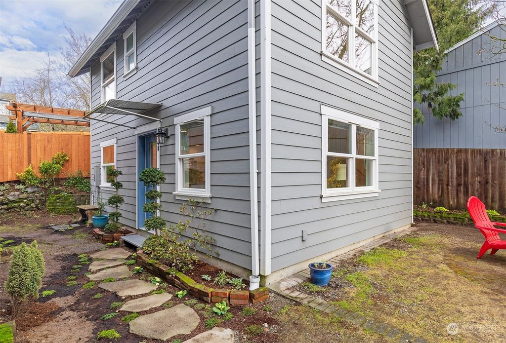 Photo of 5548 27th Avenue NE #B, Seattle, WA 98105 (MLS # 2195800)