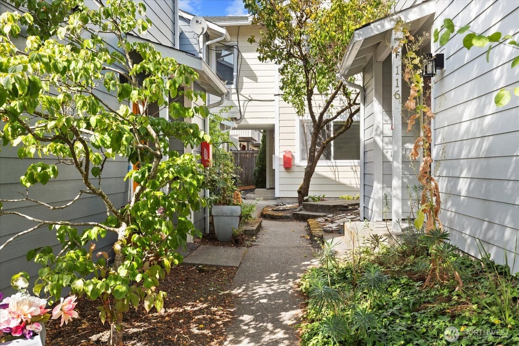 Photo of 116 17th Avenue #D, Seattle, WA 98122 (MLS # 2586033)