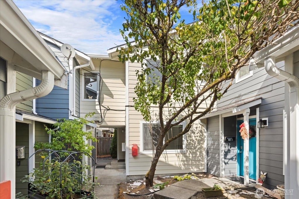 Photo of 116 17th Avenue #D, Seattle, WA 98122 (MLS # 2586033)