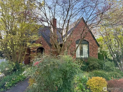 Photo of 2017 10th Avenue E, Seattle, WA 98102 (MLS # 2447271)