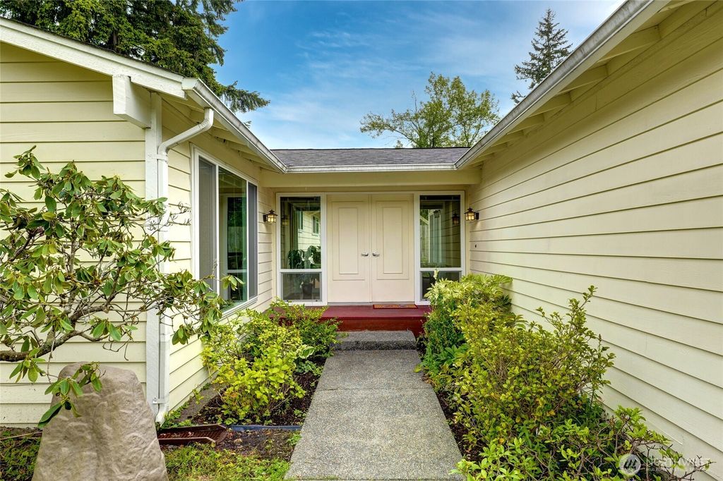 Photo of 13255 SE 161st Place, Renton, WA 98058 (MLS # 2382759)