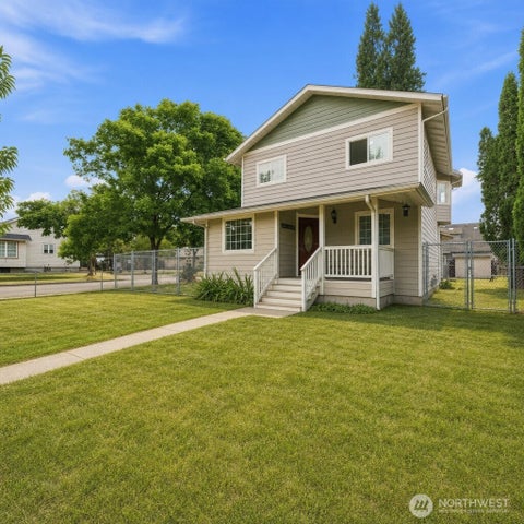 Photo of 702 5th Avenue NW, Puyallup, WA 98371 (MLS # 2574944)