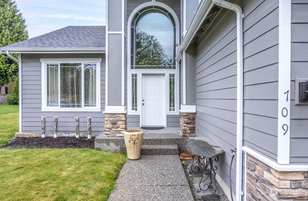 Photo of 709 142Nd PL SW Pl, Lynnwood, WA 98087 (MLS # 2245739)