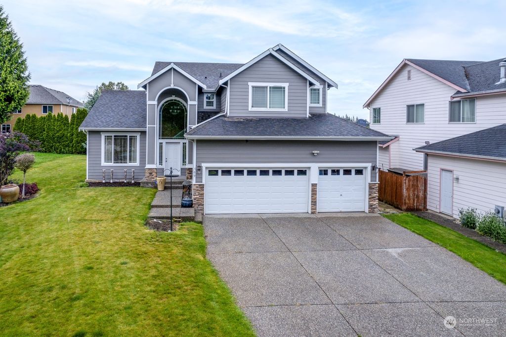 Photo of 709 142Nd PL SW Pl, Lynnwood, WA 98087 (MLS # 2245739)