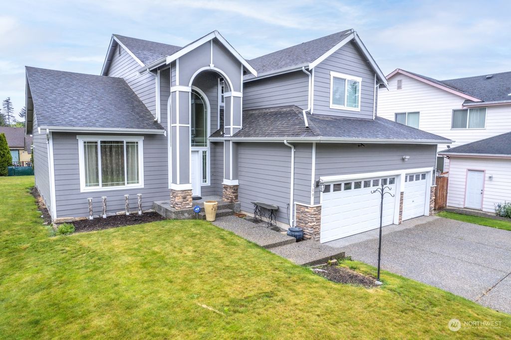 Photo of 709 142Nd PL SW Pl, Lynnwood, WA 98087 (MLS # 2245739)