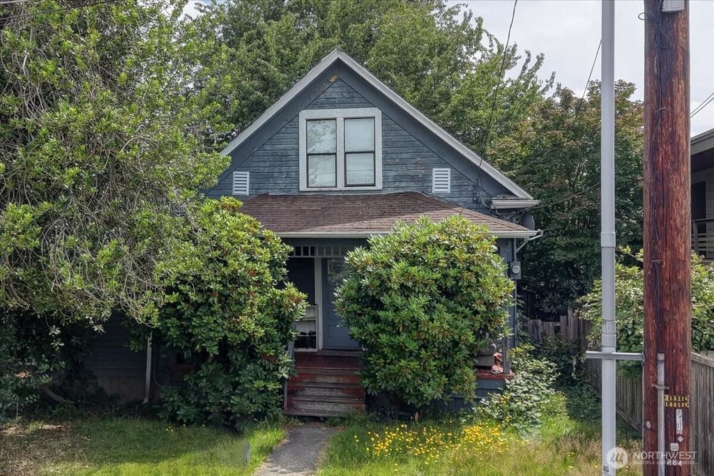 Photo of 522 Williams Avenue N, Renton, WA 98057 (MLS # 2550957)