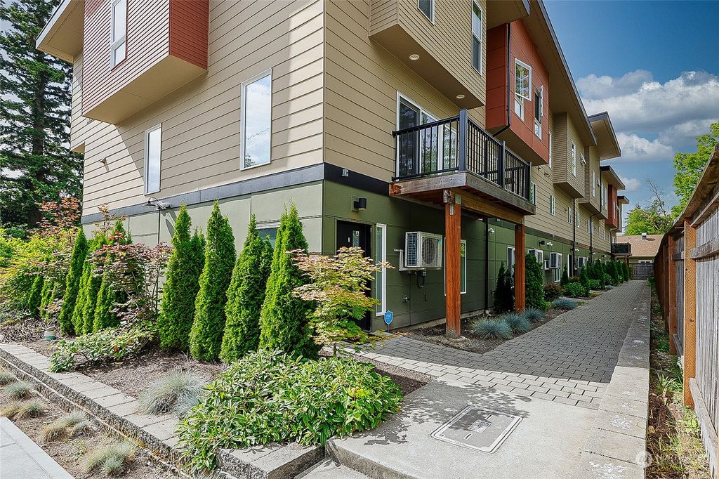 Photo of 1540 NE 175th Street #E, Shoreline, WA 98155 (MLS # 2129041)