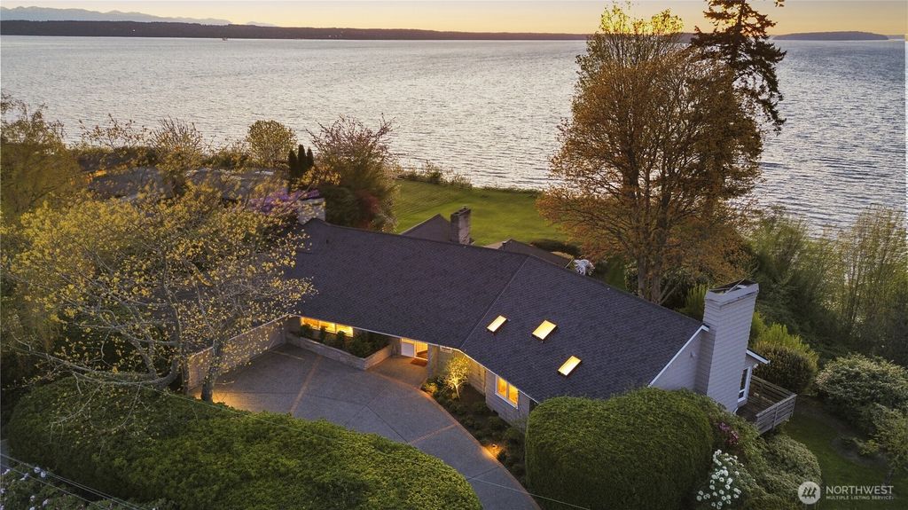 Photo of 1040 N Park Drive, Everett, WA 98203 (MLS # 2329181)