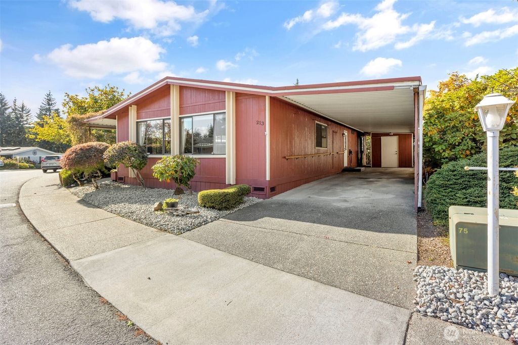 Photo of 2500 S 370th Street #213, Federal Way, WA 98003 (MLS # 2441893)