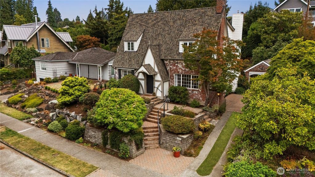 Photo of 6022 Vassar Avenue NE, Seattle, WA 98115 (MLS # 2423333)