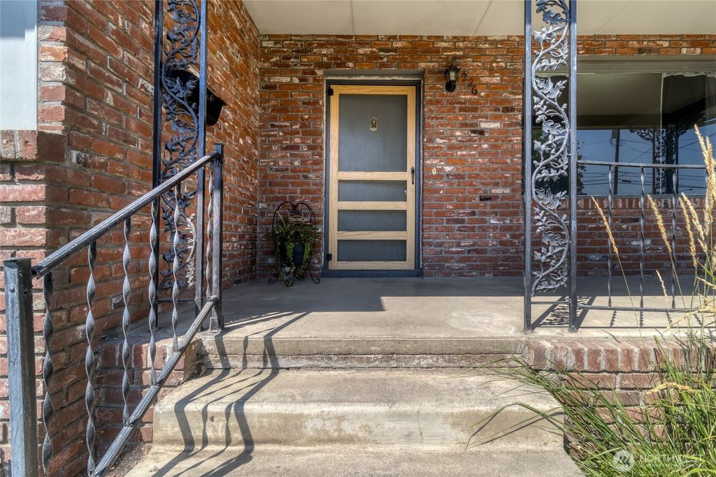 Photo of 226 SW Davis Avenue, College Place, WA 99324 (MLS # 2480415)