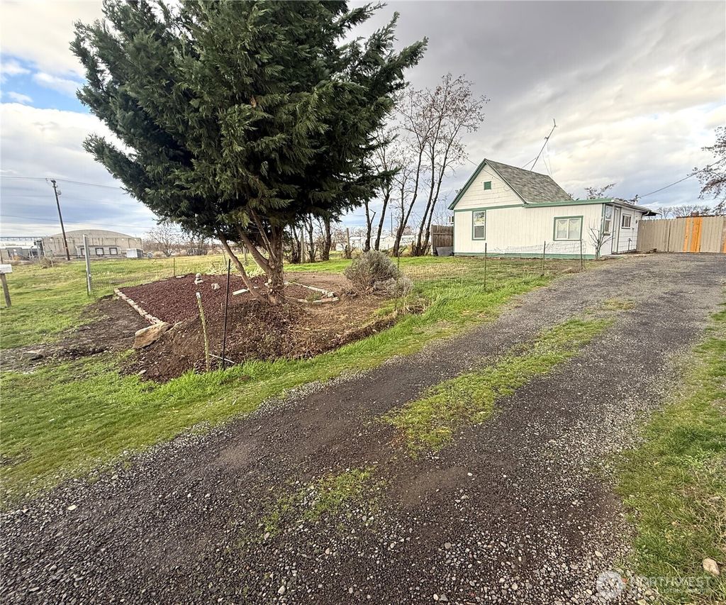 Photo of 1212 W Moore Street, Walla Walla, WA 99362 (MLS # 2458917)
