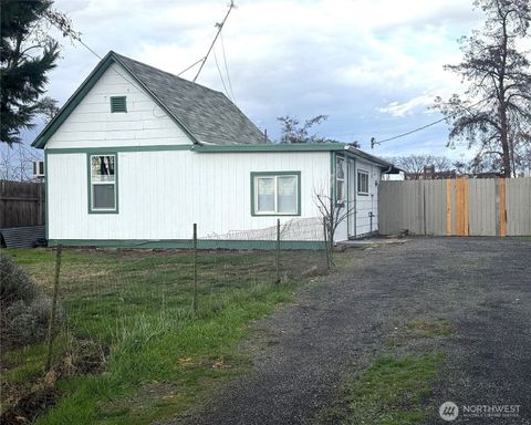 Photo of 1212 W Moore Street, Walla Walla, WA 99362 (MLS # 2458917)