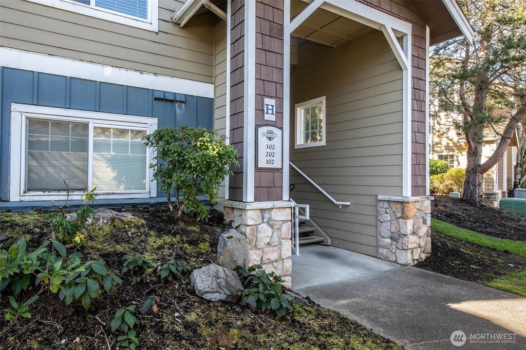 Photo of 710 240th Way SE #H302, Sammamish, WA 98074 (MLS # 2333492)