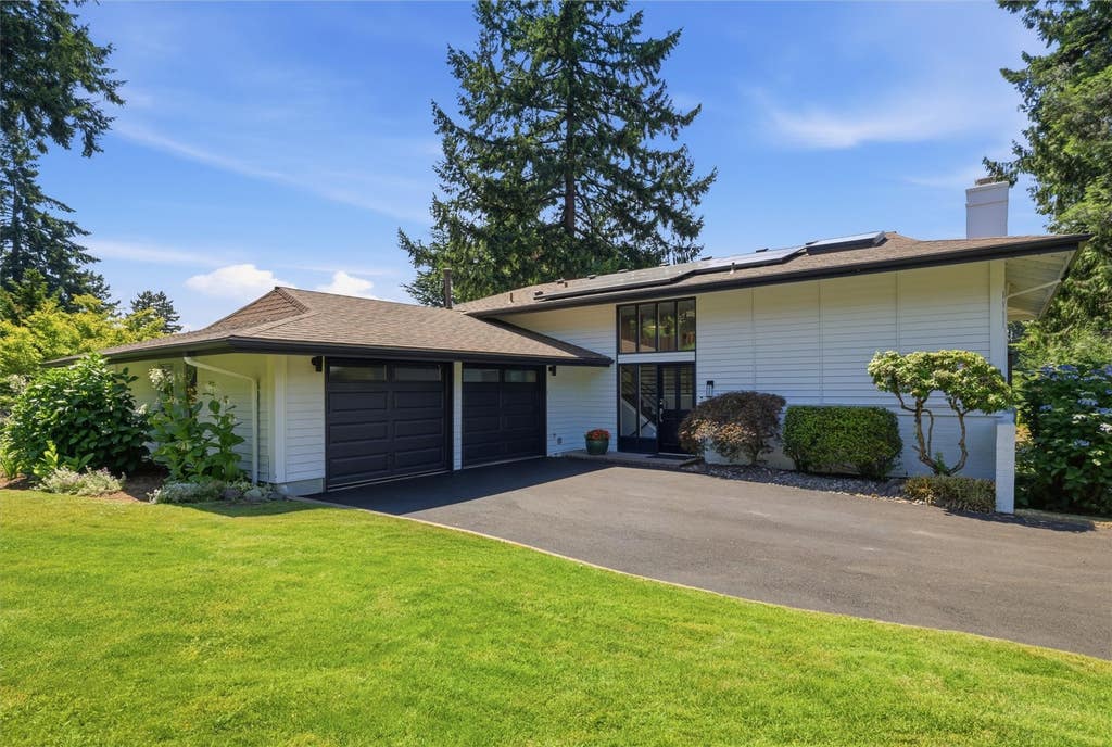 Photo of 4802 111th Avenue NE, Kirkland, WA 98033 (MLS # 2567616)