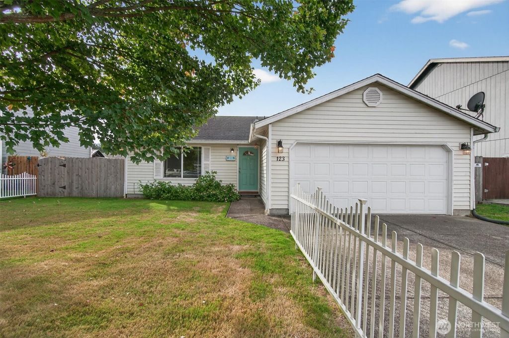 Photo of 123 Wilshire Way, Kelso, WA 98626 (MLS # 2443775)