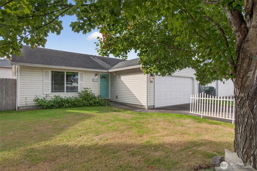 Photo of 123 Wilshire Way, Kelso, WA 98626 (MLS # 2443775)