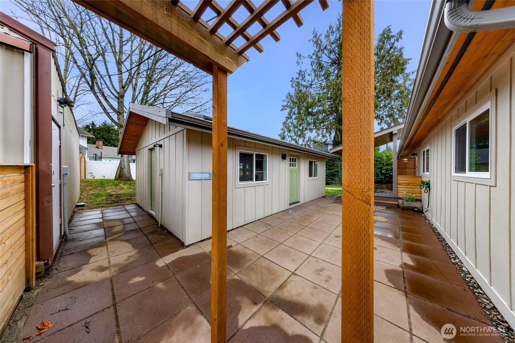 Photo of 13325 Beverly Park Road, Lynnwood, WA 98087 (MLS # 2481560)