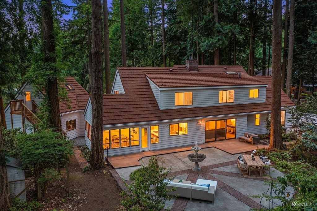 Photo of 13228 NE 36th Street, Bellevue, WA 98005 (MLS # 1989340)