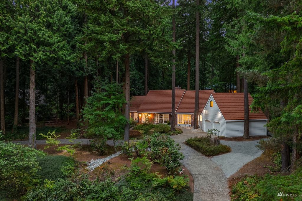 Photo of 13228 NE 36th Street, Bellevue, WA 98005 (MLS # 1989340)