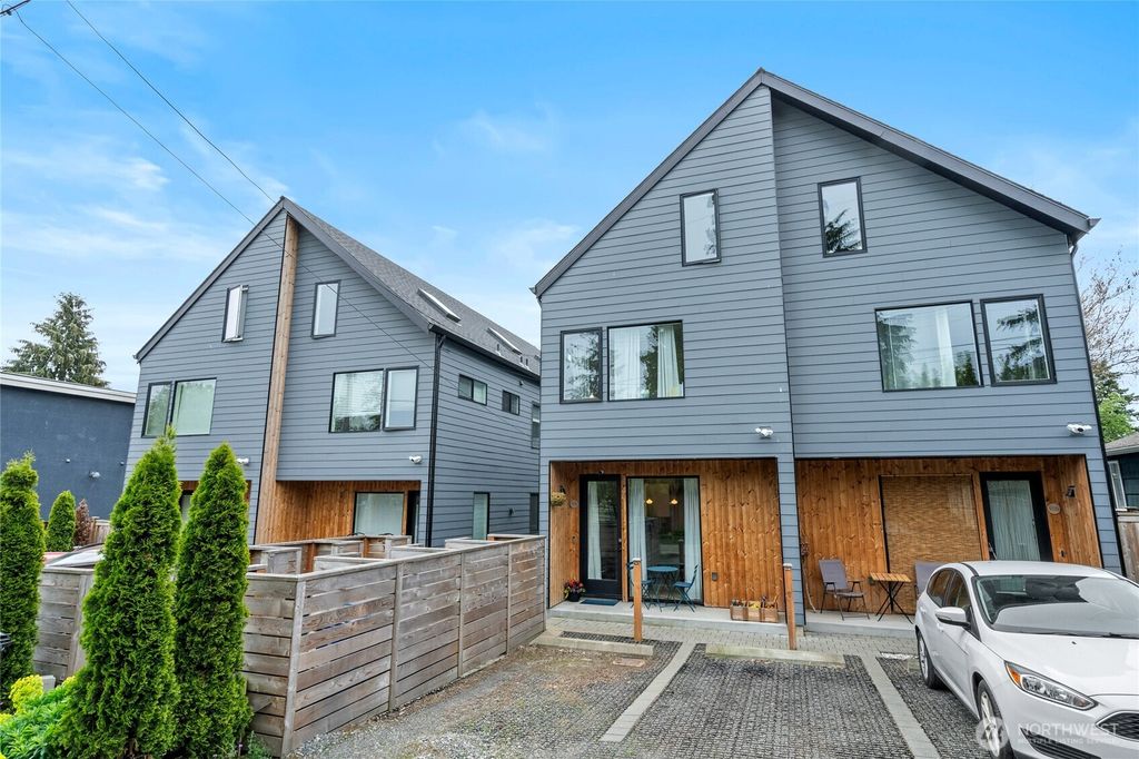 Photo of 914 B N 100th Street #2, Seattle, WA 98133 (MLS # 2373041)
