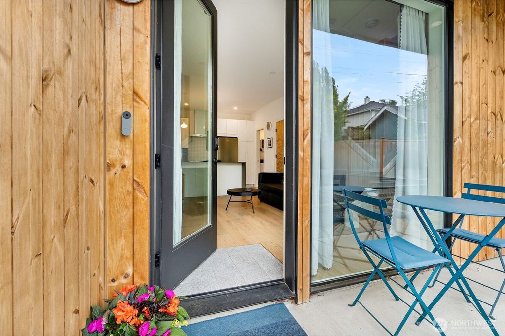 Photo of 914 B N 100th Street #2, Seattle, WA 98133 (MLS # 2373041)