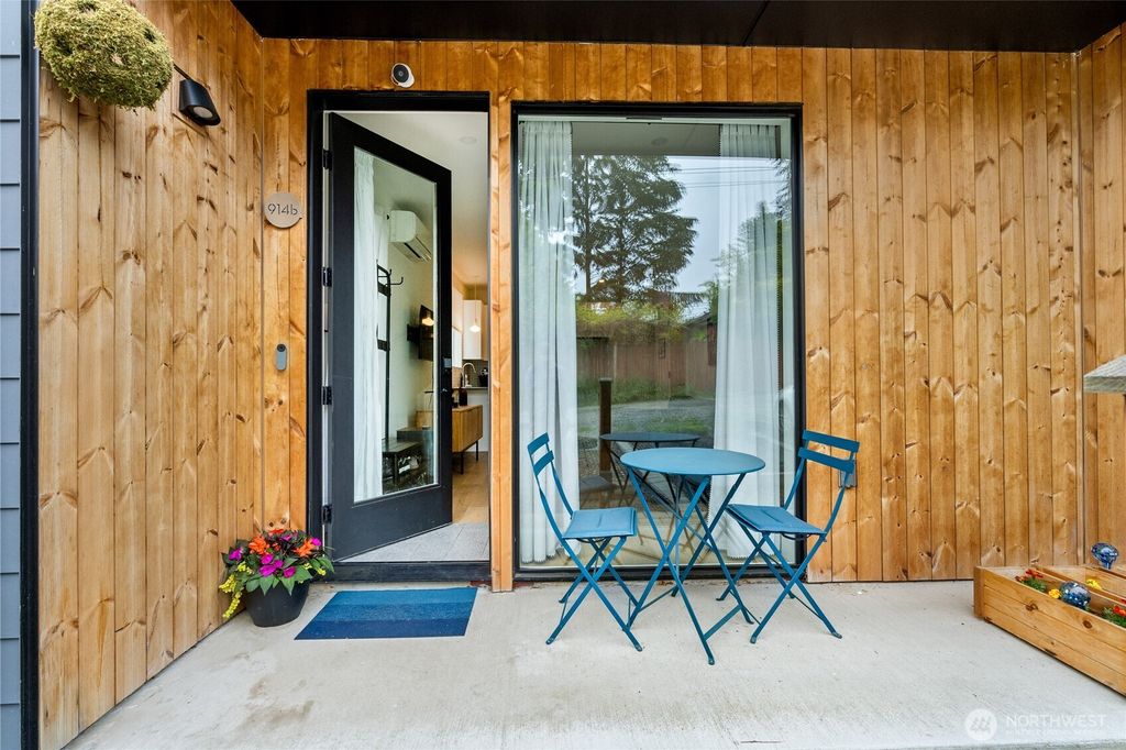 Photo of 914 B N 100th Street #2, Seattle, WA 98133 (MLS # 2373041)