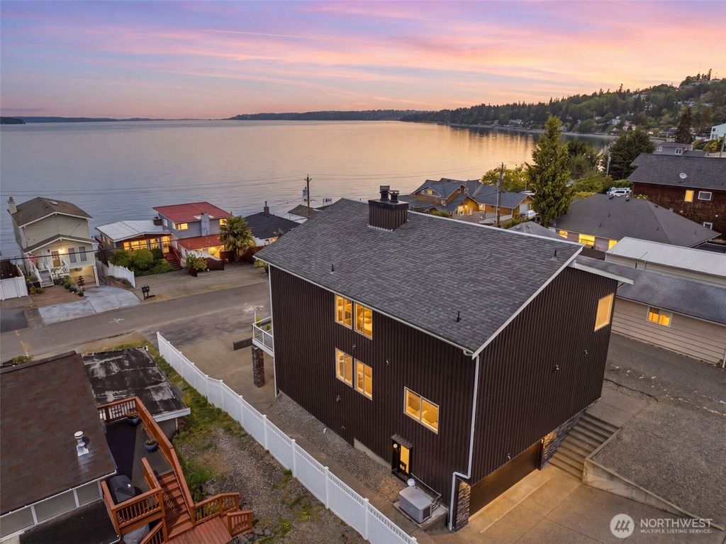 Photo of 28630 Soundview Drive S, Des Moines, WA 98198 (MLS # 2522263)