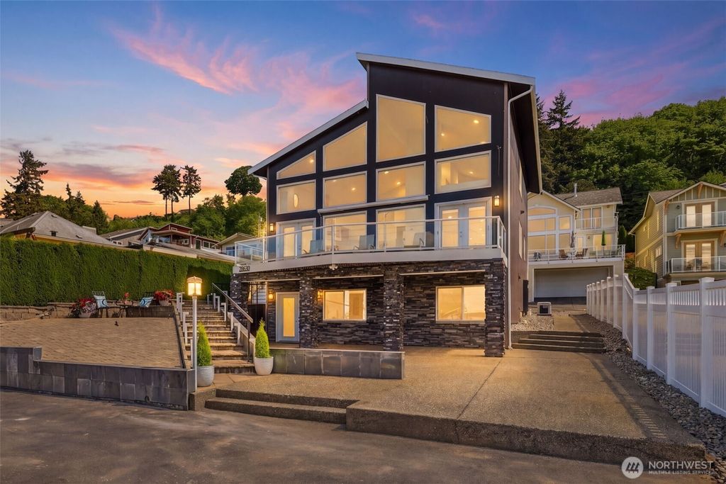 Photo of 28630 Soundview Drive S, Des Moines, WA 98198 (MLS # 2522263)