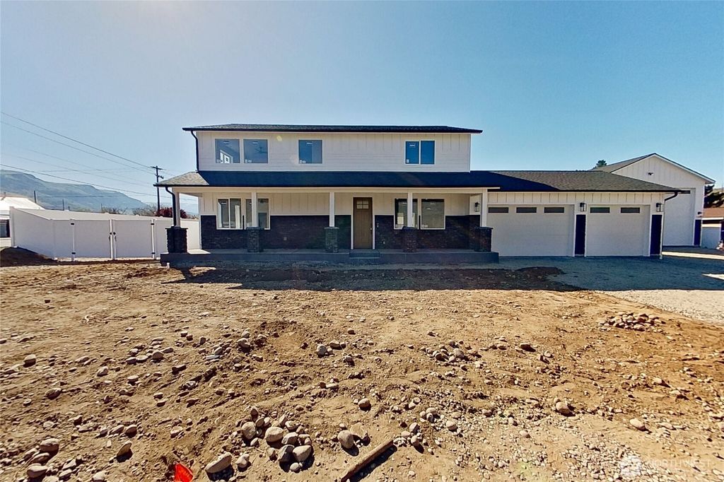 Photo of 233 Saunders Avenue, Rock Island, WA 98850 (MLS # 2504525)