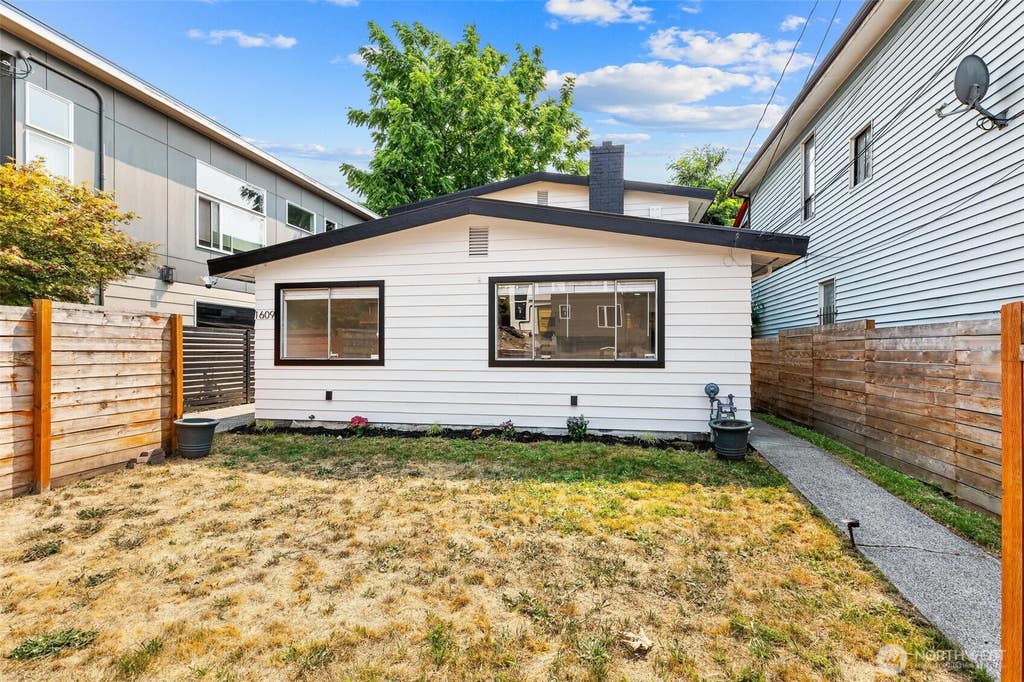 Photo of 1609 E Alder Street, Seattle, WA 98122 (MLS # 2566584)