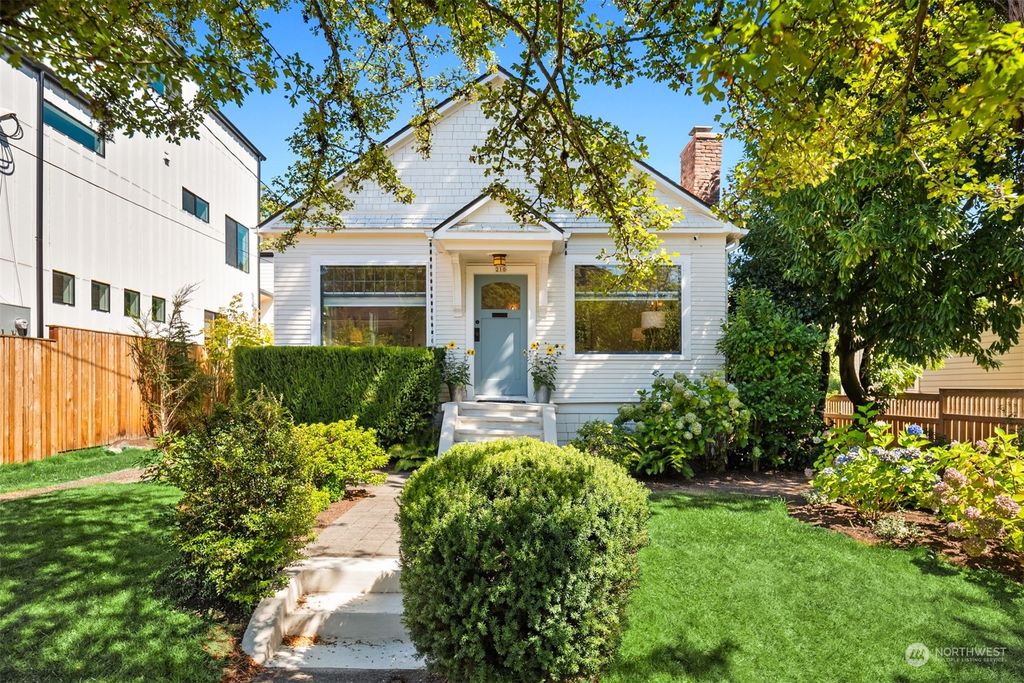 Photo of 210 29th Avenue E, Seattle, WA 98112 (MLS # 2152135)