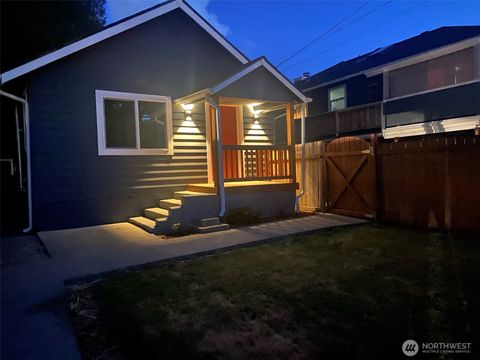 Photo of 323 SW 108th Street, Seattle, WA 98146 (MLS # 2558426)