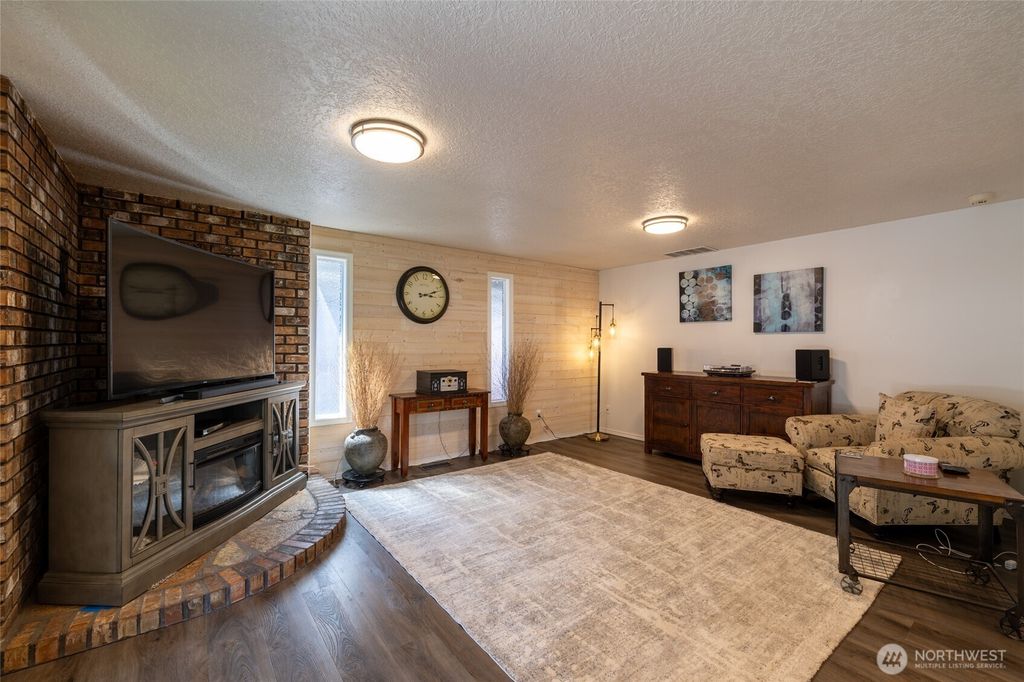 Photo of 137 Sunnyside Drive, Centralia, WA 98531 (MLS # 2522147)