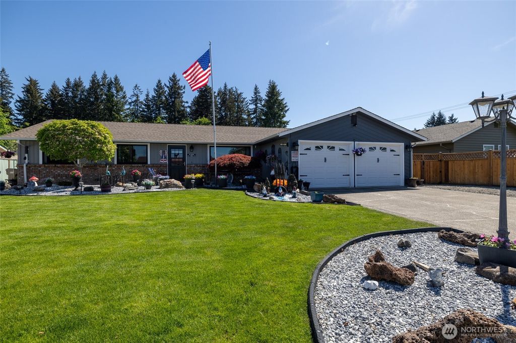 Photo of 137 Sunnyside Drive, Centralia, WA 98531 (MLS # 2522147)