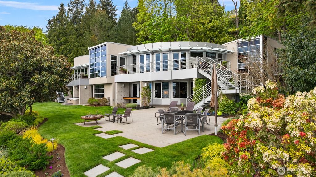 Photo of 7525 NE 28th Place, Medina, WA 98039 (MLS # 2516466)