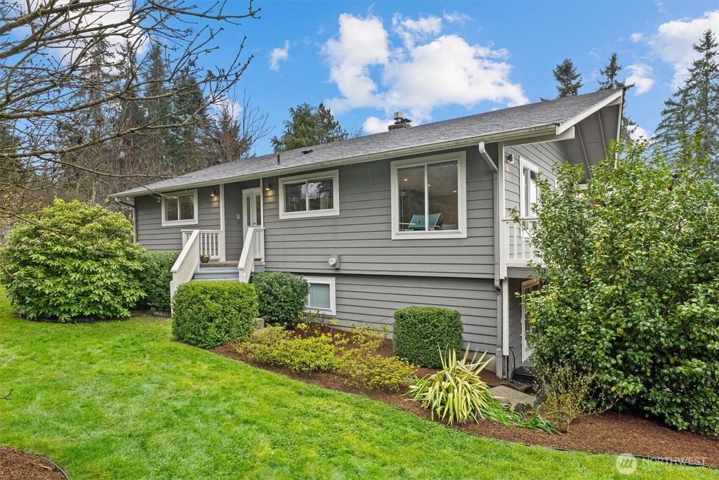 Photo of 15919 NE 84th Avenue NE, Kenmore, WA 98028 (MLS # 2495585)