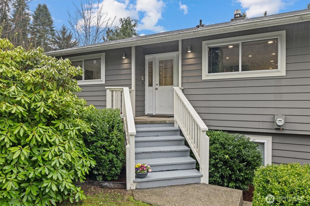 Photo of 15919 NE 84th Avenue NE, Kenmore, WA 98028 (MLS # 2495585)