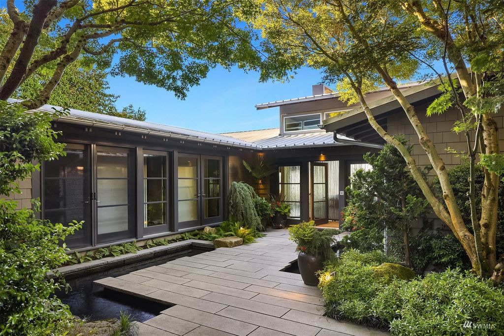 Photo of 7646 SE 22nd Street, Mercer Island, WA 98040 (MLS # 1932170)
