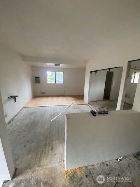 8633 Thompson Avenue