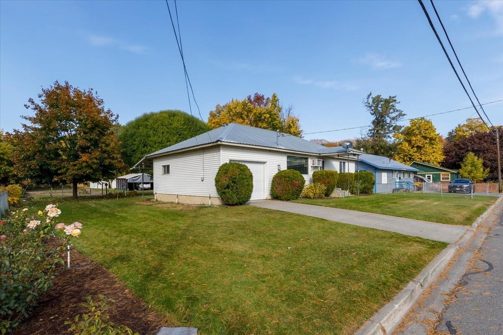 Photo of 120 Locust AVE S AVE, Tonasket, WA 98855 (MLS # 2597676)