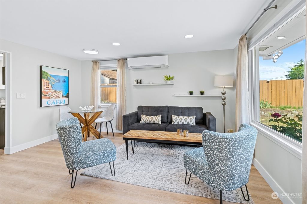 Photo of 810 S 195th Street, Des Moines, WA 98148 (MLS # 2126055)