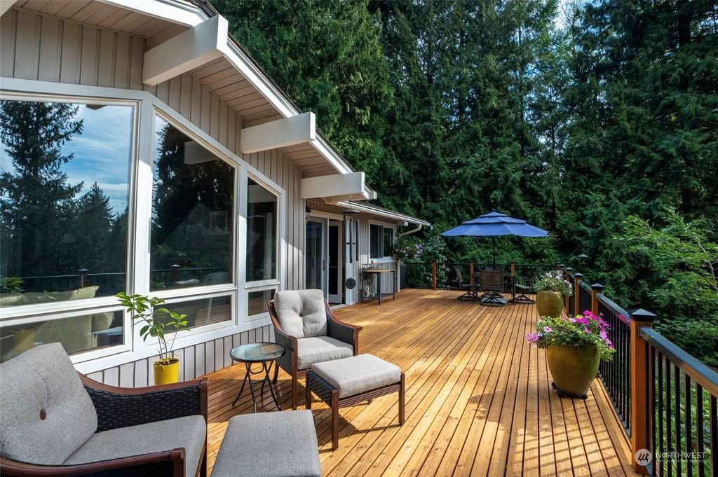 Photo of 25326 SE Mirrormont Blvd Blvd, Issaquah, WA 98027 (MLS # 2199607)