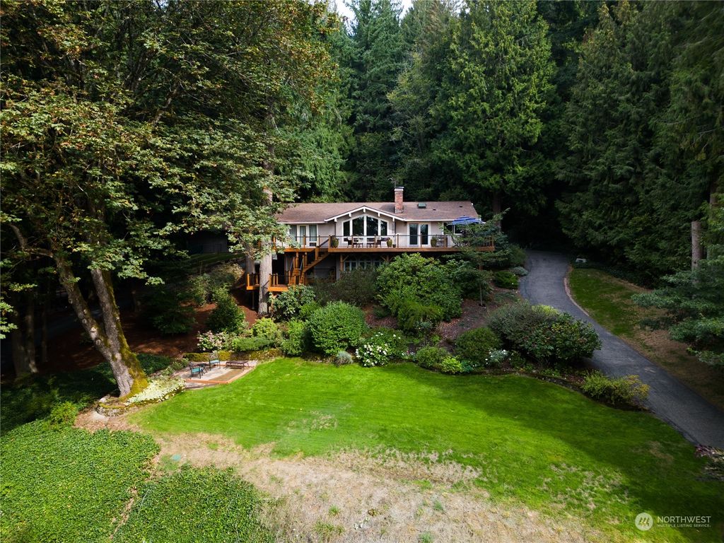Photo of 25326 SE Mirrormont Blvd Blvd, Issaquah, WA 98027 (MLS # 2199607)