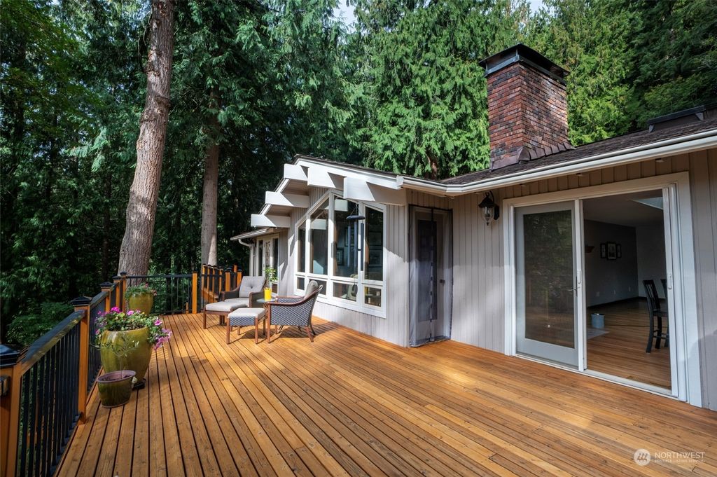 Photo of 25326 SE Mirrormont Blvd Blvd, Issaquah, WA 98027 (MLS # 2199607)