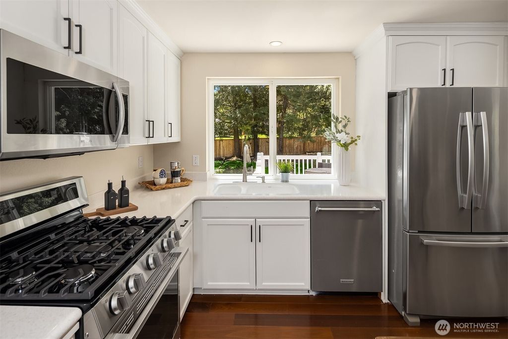 Photo of 17703 NE 34th Street St, Redmond, WA 98052 (MLS # 2515109)